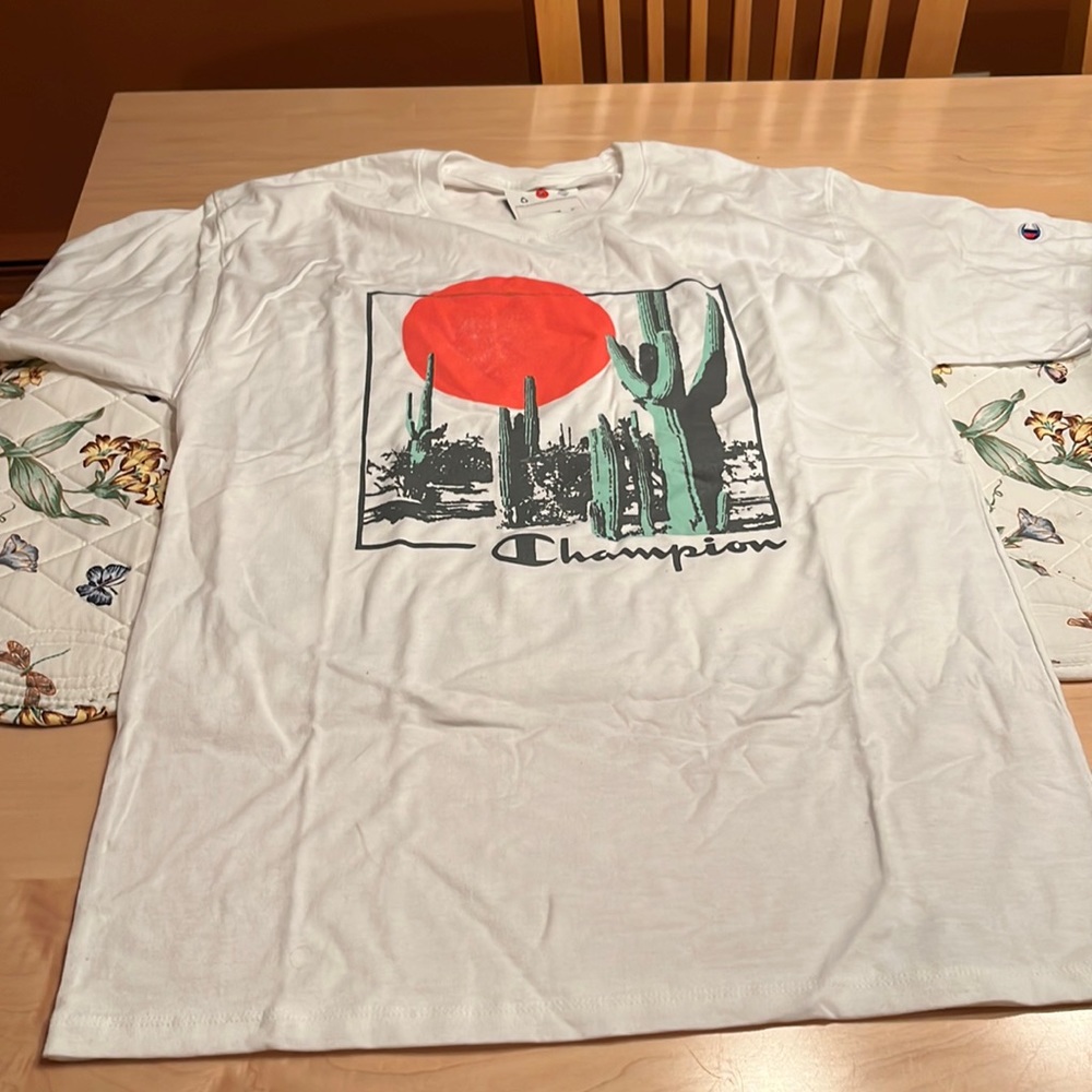 New Champion Men’s Medium printed T shirt